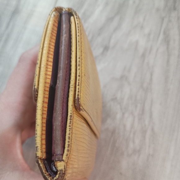 Authentic LOUIS VUITTON Epi Bifold  Wallet Marco Yellow - Picture 4 of 11